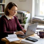 Selbstständiger Unternehmer, der seine digitale Marke vom eigenen Schreibtisch aus steuert.