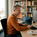 Ein Mitarbeiter beschäftigt sich mit der Optimierung von Arbeitsabläufen im Büro.