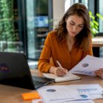 Eine Business Analystin analysiert Automatisierungsdaten direkt am Arbeitsplatz.